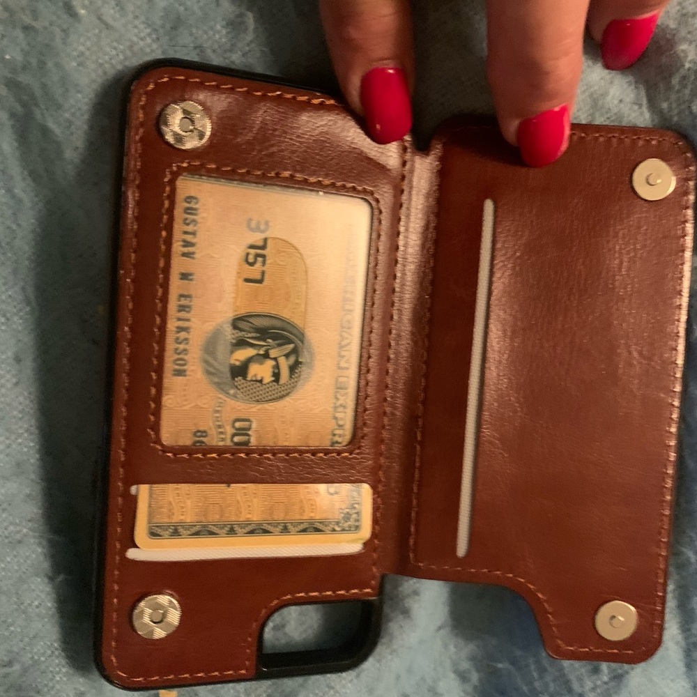 Cell phone iPhone 11. Seller and cell phone cover in one